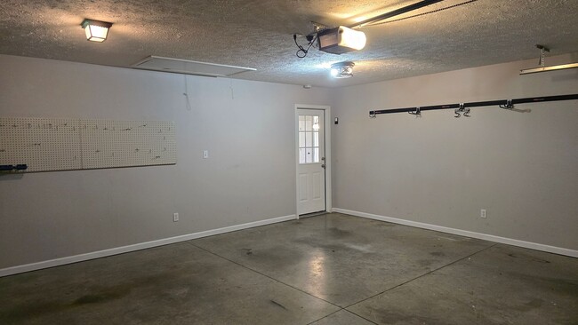 Building Photo - Beautiful home just minutes to Medina Middle School with Lawn care included