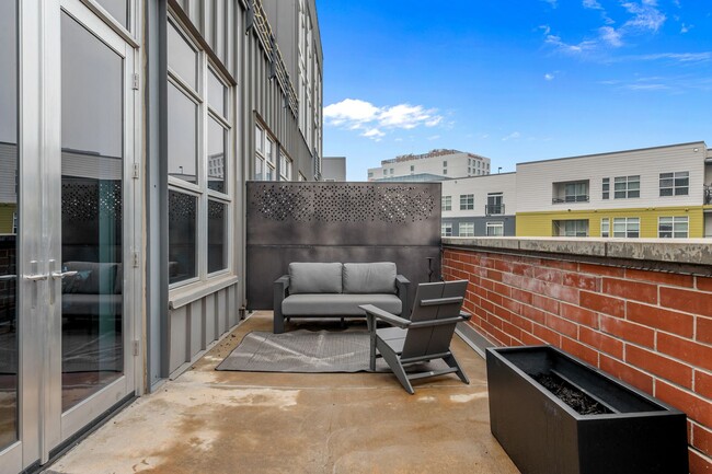 Building Photo - Gorgeous One Bedroom Luxury Condo in Ballp...