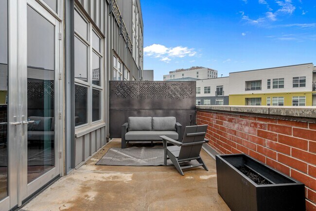 Building Photo - Gorgeous One Bedroom Luxury Condo in Ballpark!