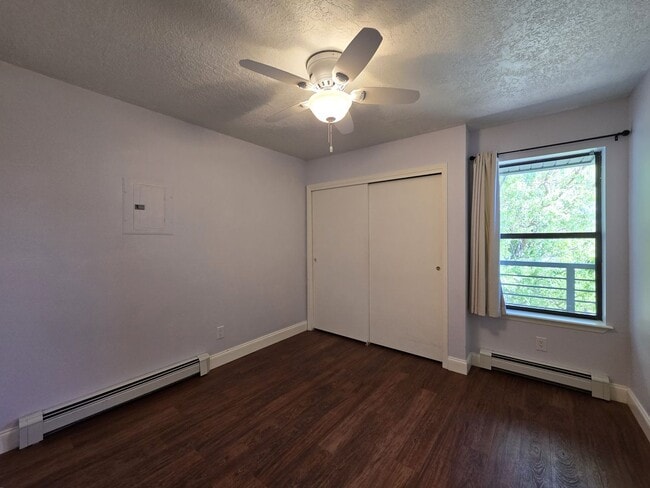 Building Photo - Centrally Located Quiet 2nd Story Condo unfurnished