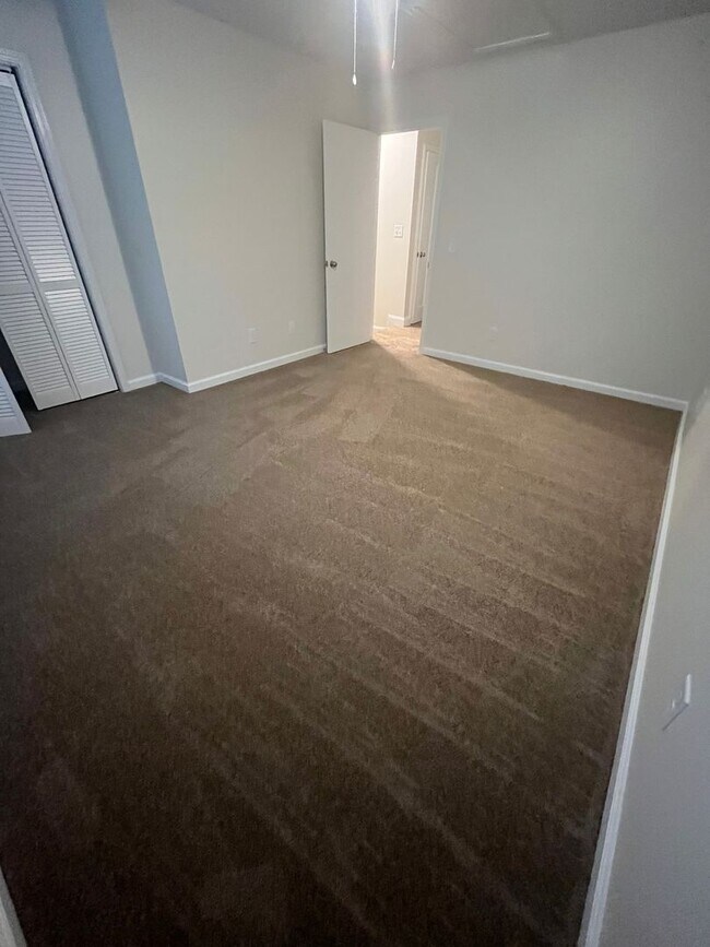 Building Photo - 228 Bridgefield Pl