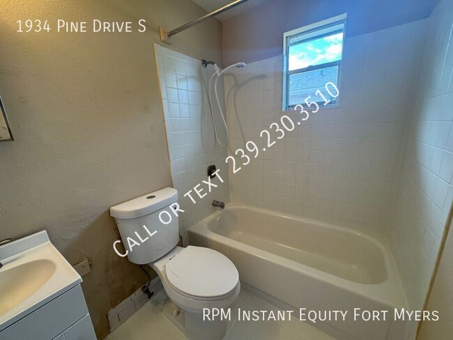 Building Photo - 1934 N Pine Dr