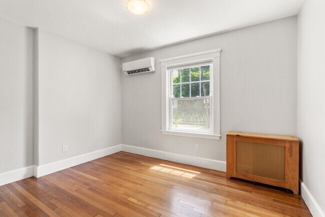Building Photo - 35 Rossmere St