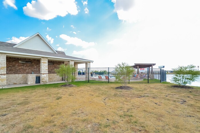 Building Photo - 904 Silver Maple Ln