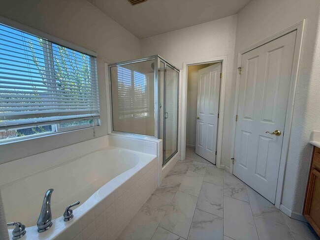 Building Photo - Spacious Cresleigh Ranch Home Near Schools...