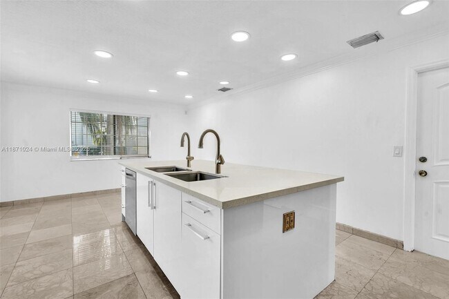 Building Photo - 20645 NE 25th Pl