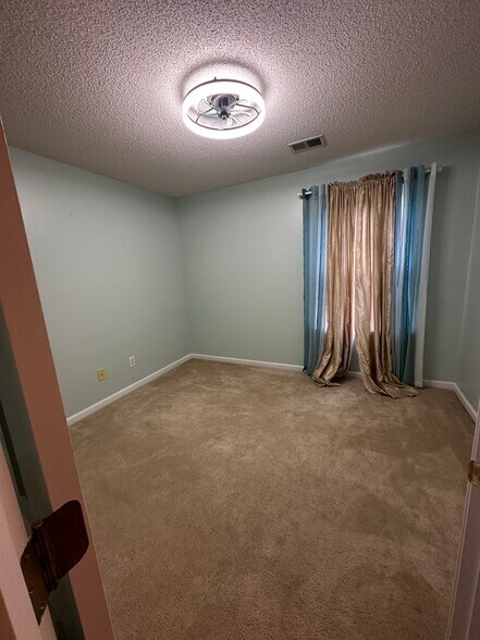 Building Photo - 435 Smallwood Dr