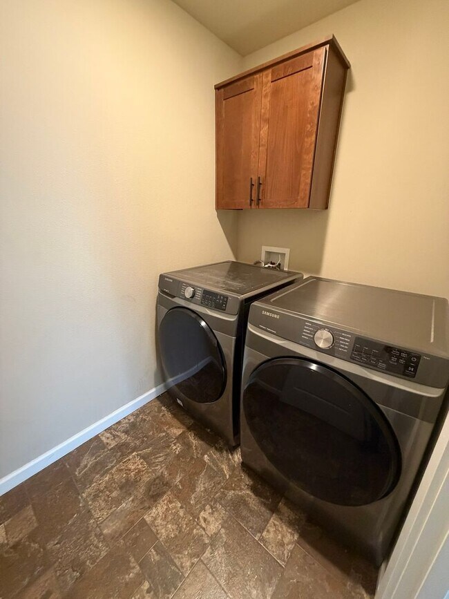 Building Photo - Must See 4 Bedroom!