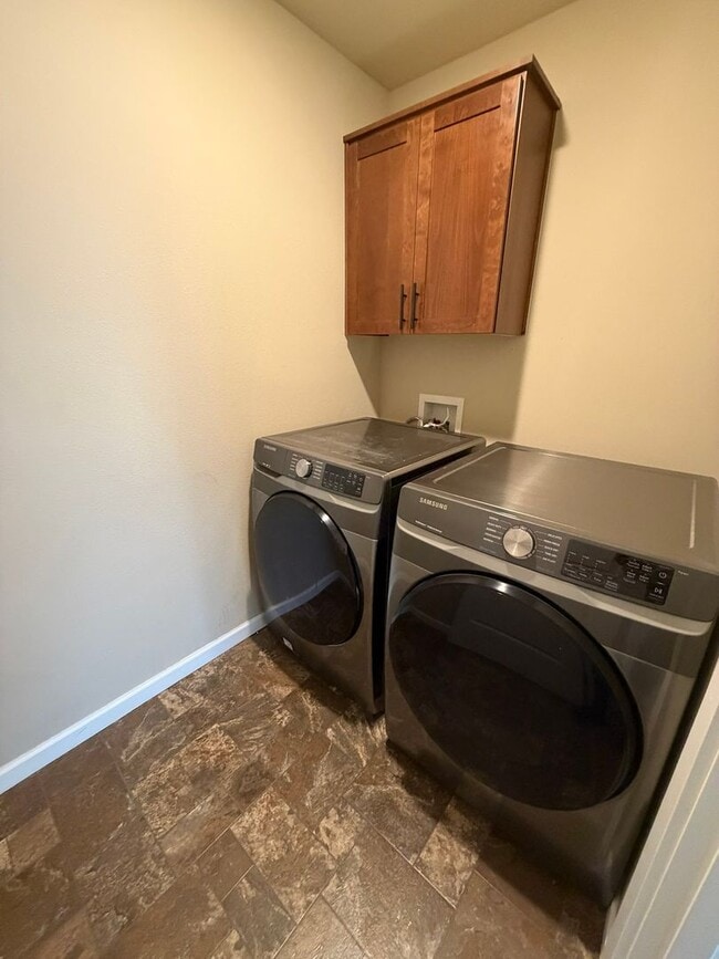 Building Photo - Must See 4 Bedroom! ** MOVE IN SPECIAL**