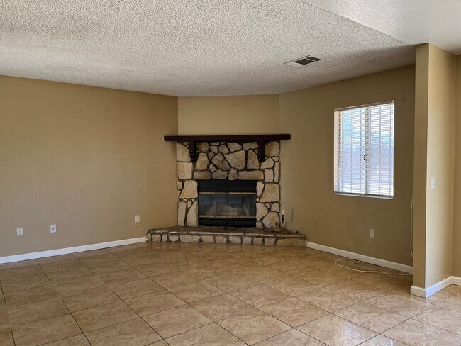 Building Photo - Coming Soon! 3 bedroom 2 bathroom available in Adelanto!