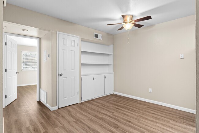 Building Photo - Menlo Pointe