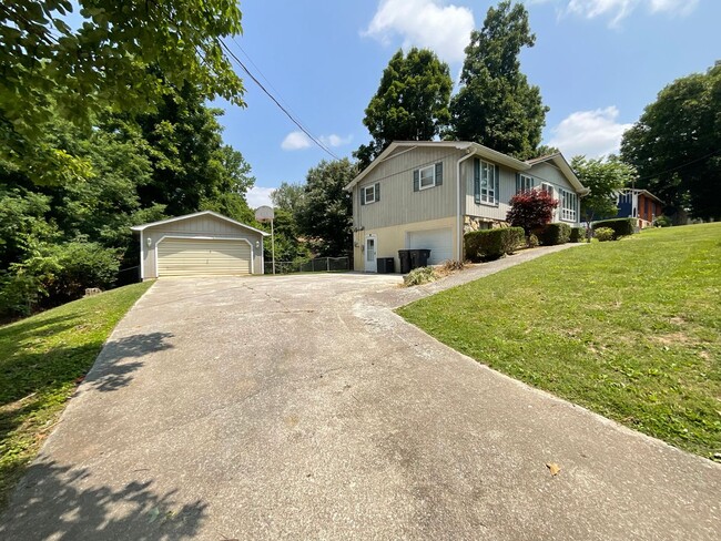 Building Photo - Large 4 bed/2 bath with garage - W. Hamble...