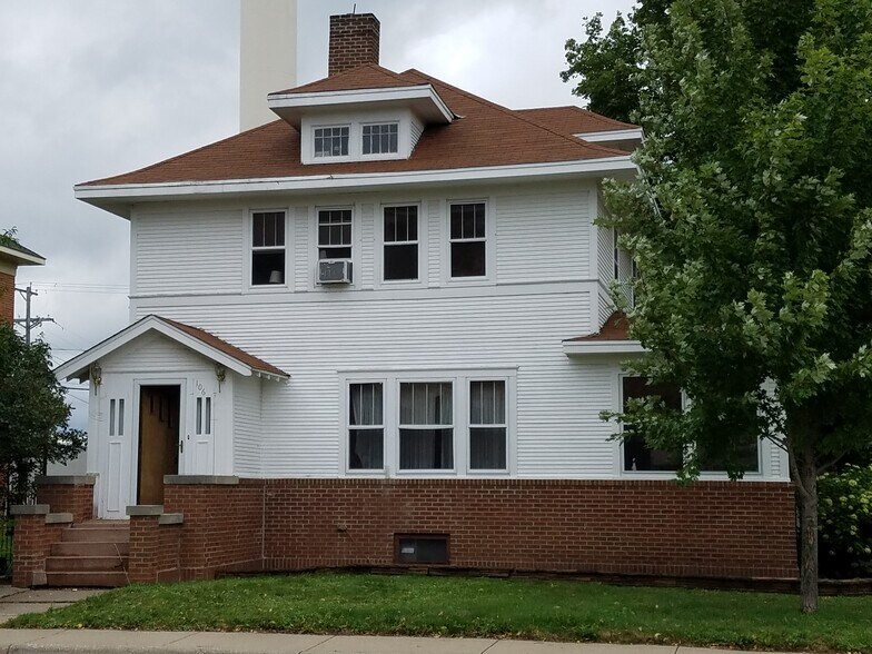 Stately foursquare built for the first banker of Young America - 106 SE 2nd Ave