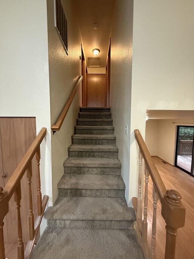 Building Photo - 3 BED 2.5 BATH WITH DAYLIGHT BASEMENT & BONUS ROOM - SPACIOUS CORNER LOT