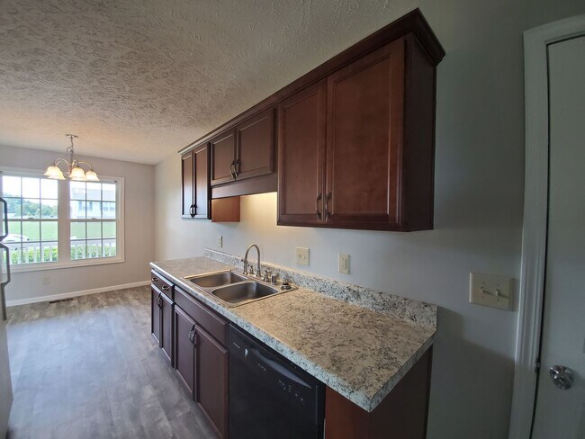 Building Photo - MOVE -IN SPECIAL $500 OFF