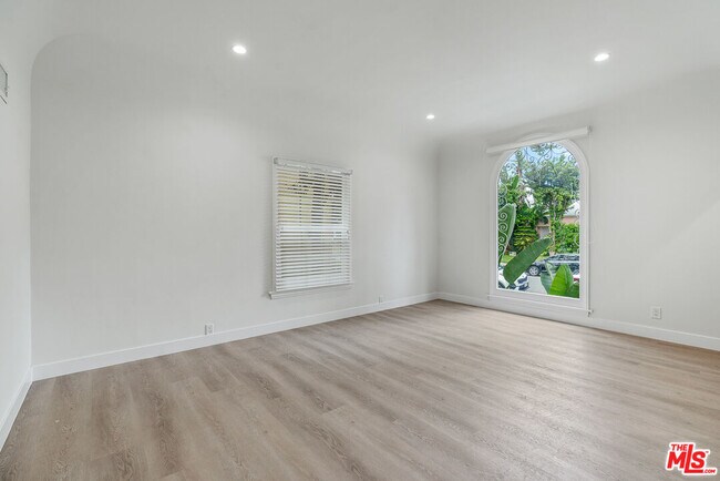 Building Photo - 144 N Swall Dr