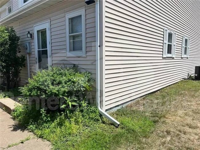 Building Photo - 2 Bed 1.5 Bath End Unit Townhome