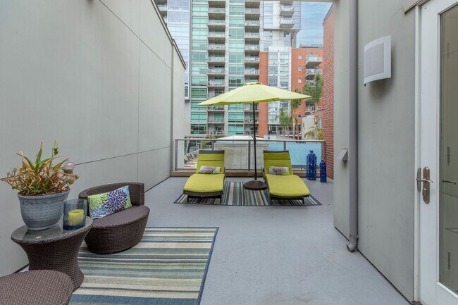 Building Photo - Modern Townhome Living in the Heart of Dow...