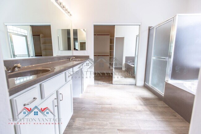 Building Photo - 661 E Julian Dr