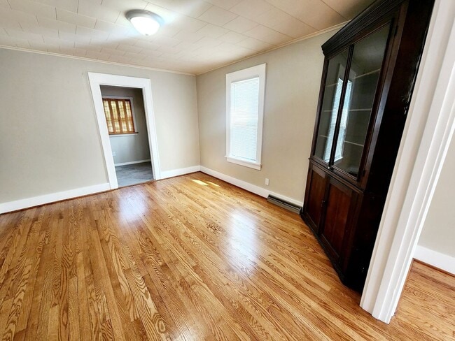 Building Photo - 3 Bed/2 Bath House Located in Suncrest Lawncare included - Available NOW