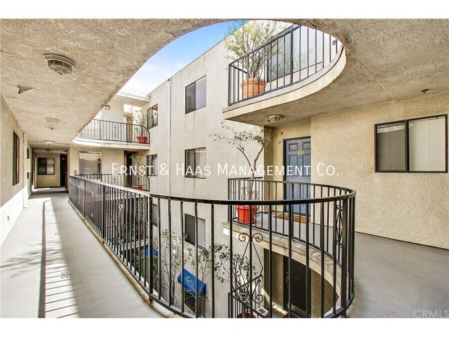 Building Photo - Beautiful Third Floor Condo with City Views!