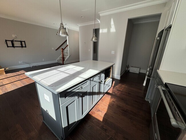 Building Photo - Available to Show