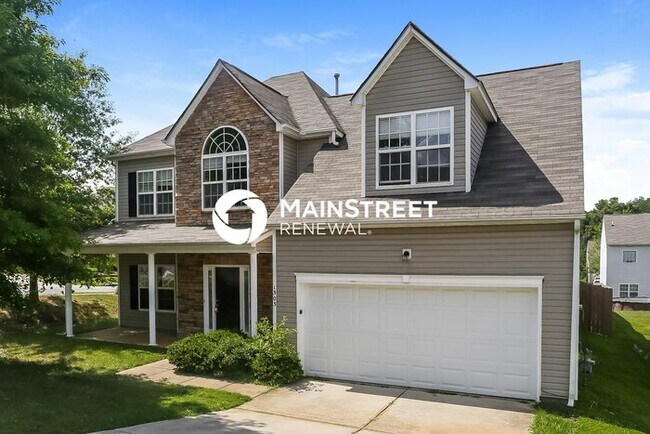Building Photo - 4 Bedroom Pet-Friendly Home in Charlotte, NC with Main Street Renewal