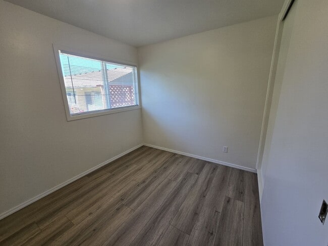 Building Photo - 751 NE Alameda Ave