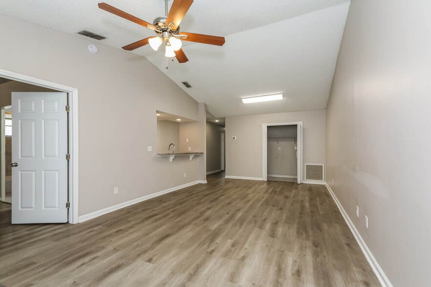 Building Photo - 282 Aquarius Cir W