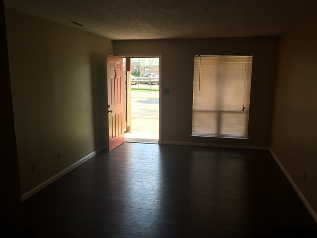 Building Photo - Willowtree Apartments