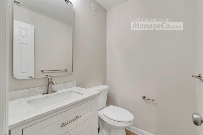 Building Photo - Chic 1BR/1.5BA Condo w/ Unbeatable Downtow...