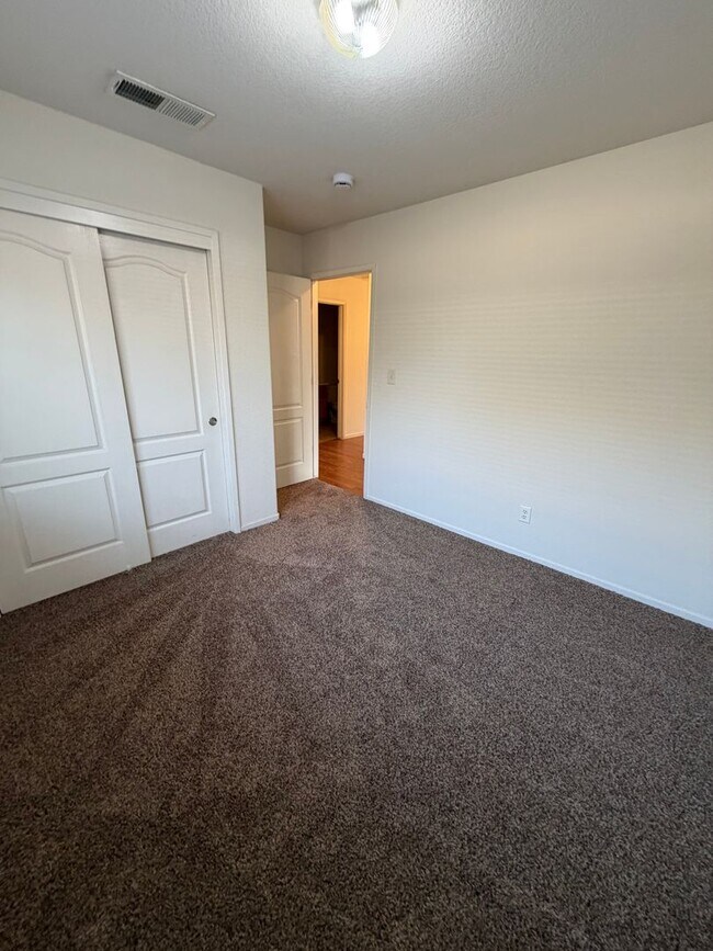 Building Photo - Three Bedroom Two Bathroom House for Rent