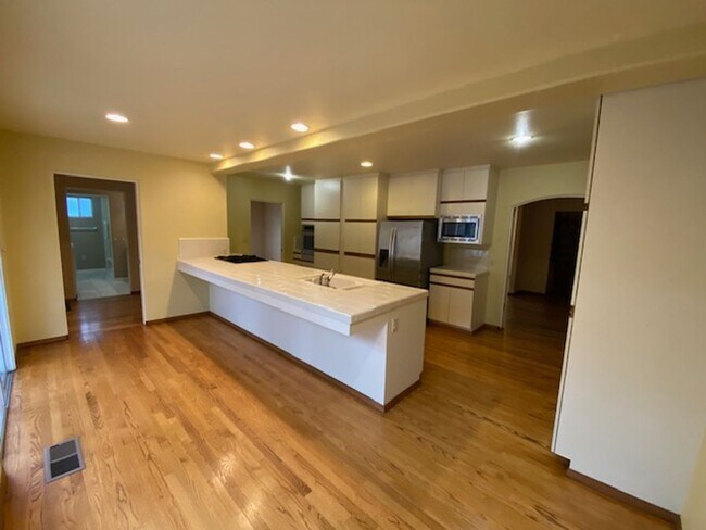 Building Photo - 835 17 Mile Dr