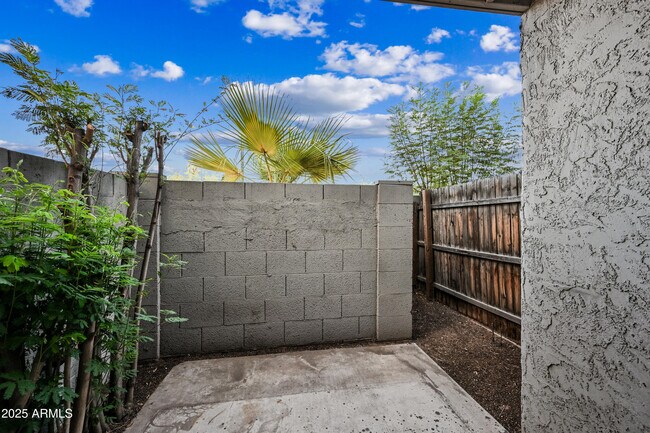 Building Photo - 3141 E Cypress St
