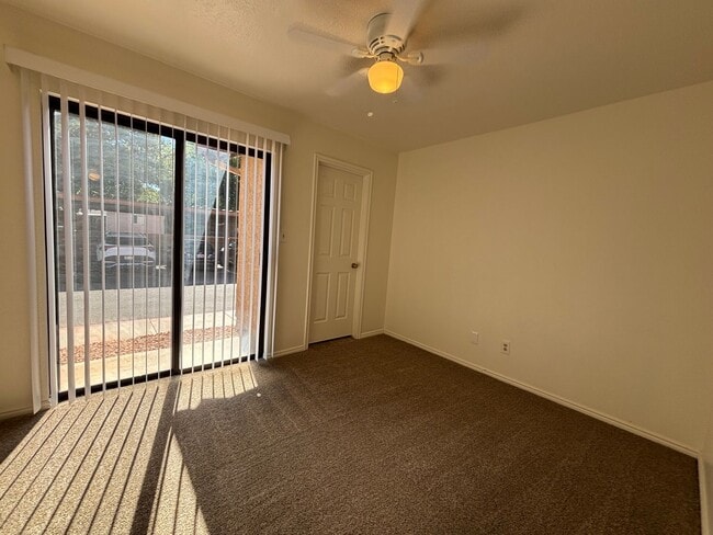 Building Photo - SPACIOUS 3 BEDROOM TOWNHOME FOR RENT IN DO...
