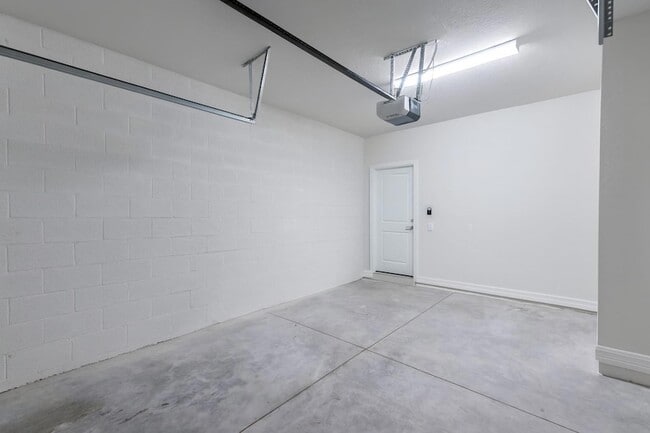 Building Photo - 4828 Chantilly Rd