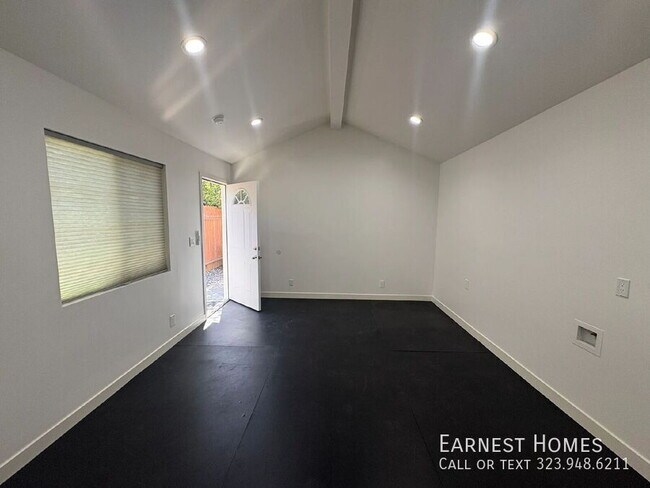 Building Photo - 5844 Vesper Ave