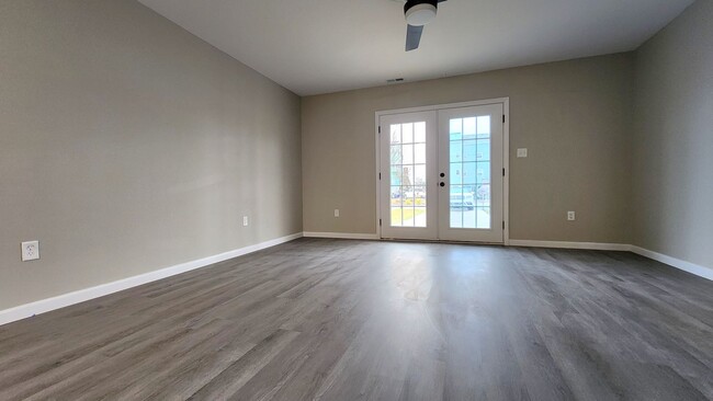 Building Photo - Beautiful, newly renovated 2 bedroom townh...