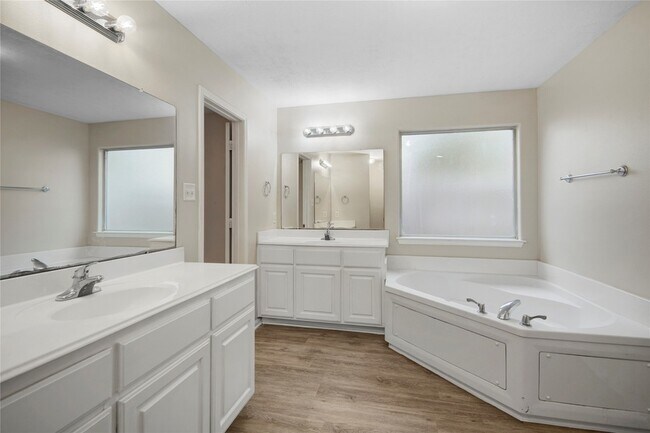 Building Photo - 16145 Sun View Ln