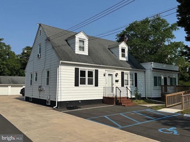 Building Photo - 524 N East Ave