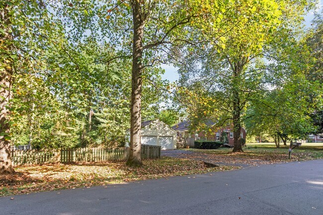 Building Photo - Cozy 3BD/2BA in the heart of Green Hills/L...