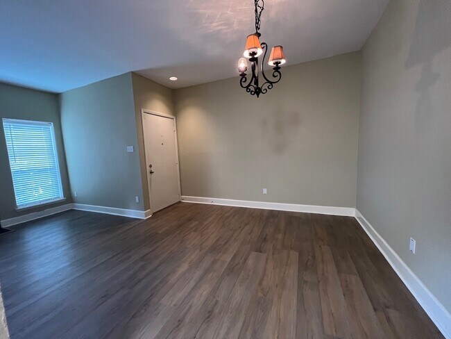 Building Photo - 2025 Augusta Dr