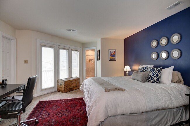 Building Photo - Spacious Condo in Ghent Square!