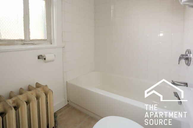 Building Photo - 540 W Briar Pl