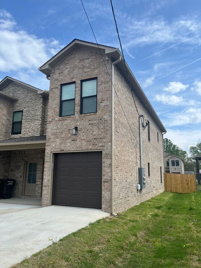Building Photo - Newly built in Jacksonville