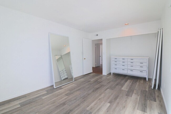 Building Photo - 3 bed/ 2 bath house in University city! Pool/ yard w 2 car garage! Remodeled kitchen and updated ...