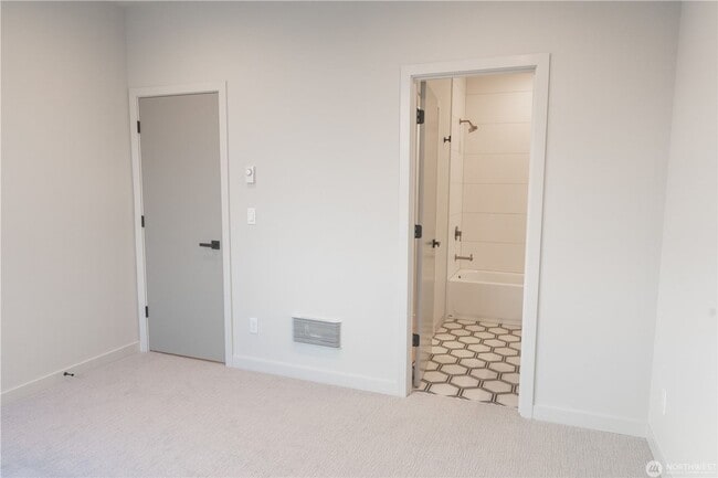 Building Photo - 2bd/1.75ba Seattle Townhome