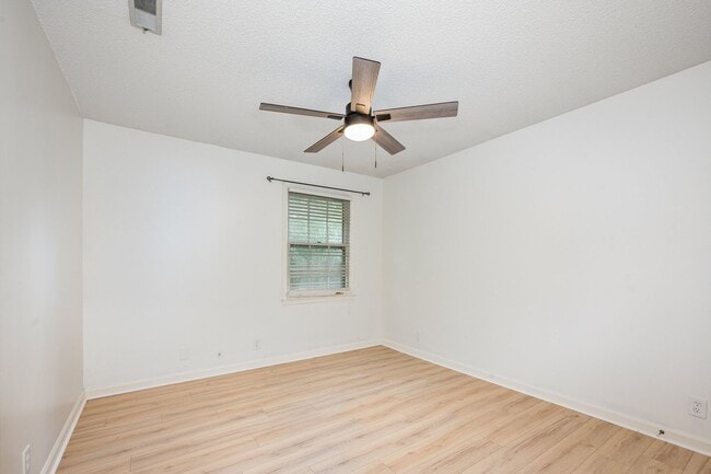 Building Photo - Charming 2-Bedroom Home with Sunroom in th...