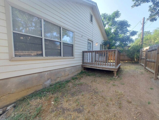 Building Photo - 752 Pecan Ln