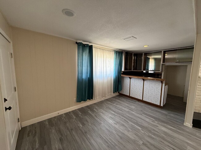 Building Photo - Updated single story home located in Ceres!